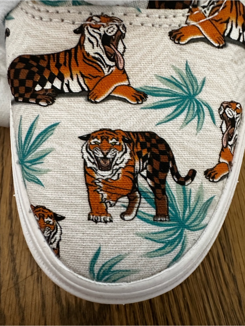 ⭐️BRAND NEW ⭐️Vans tiger Low-Top lace Sneakers - White with Orange Tiger - Picture 2 of 6